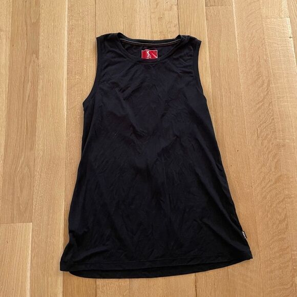 Black active shirt with open back - Picture 1 of 5